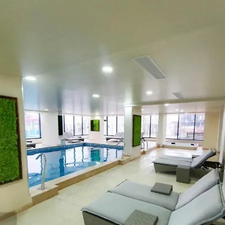 Pool & Mamaia Nord Langa Plaja