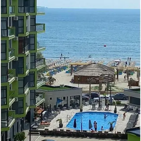Pool & Mamaia Nord Langa Plaja *