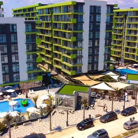 Pool & Mamaia Nord Langa Plaja *