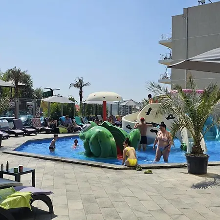 Pool & Mamaia Nord Langa Plaja *