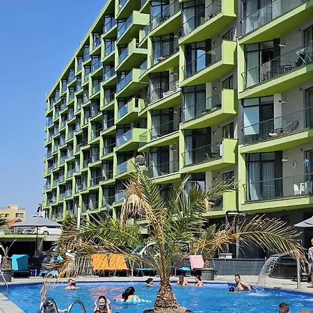 Pool & Mamaia Nord Langa Plaja