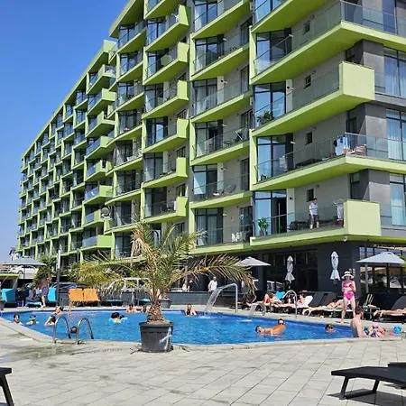 Pool & Mamaia Nord Langa Plaja *