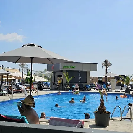 Pool & Mamaia Nord Langa Plaja