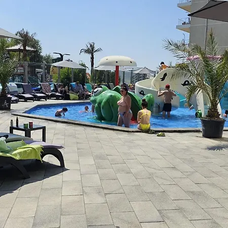 Pool & Mamaia Nord Langa Plaja