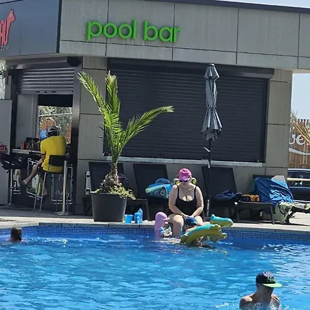Pool & Mamaia Nord Langa Plaja Apartment *